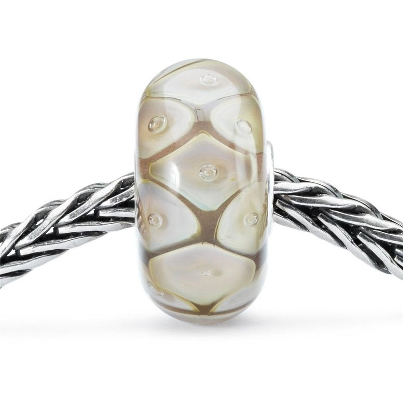 Détail en gros plan de la perle en verre Trollbeads Essence de l'Union et son motif de pétales sur u
