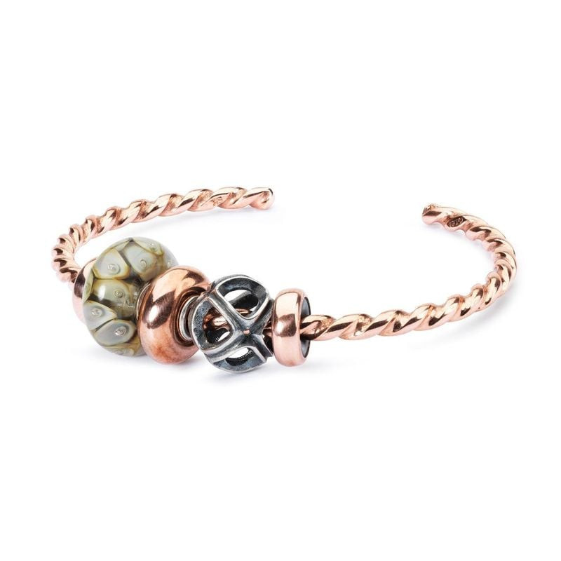 Perle de verre Trollbeads Essence de l'Union sur un jonc torsadé en or rose avec charms en argent et