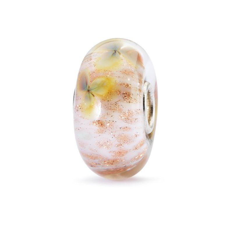Packshot de la Perle de Verre Trollbeads Fleurs Sauvages Verre Rose, perle artisanale florale rose.