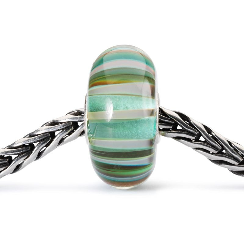 Perle de verre Sage Bambou Trollbeads enfilée sur un bracelet en argent massif tressé Trollbeads