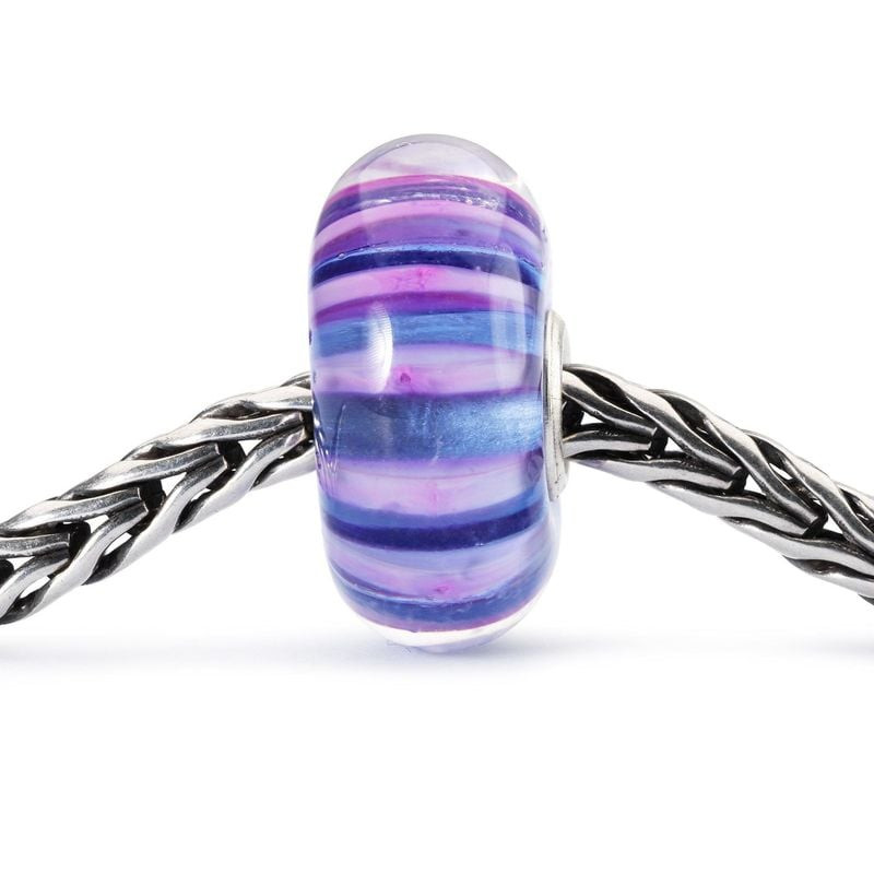 Perle Trollbeads Lignes violettes en verre violet rayé enfilée sur un bracelet à chaîne argenté Trol