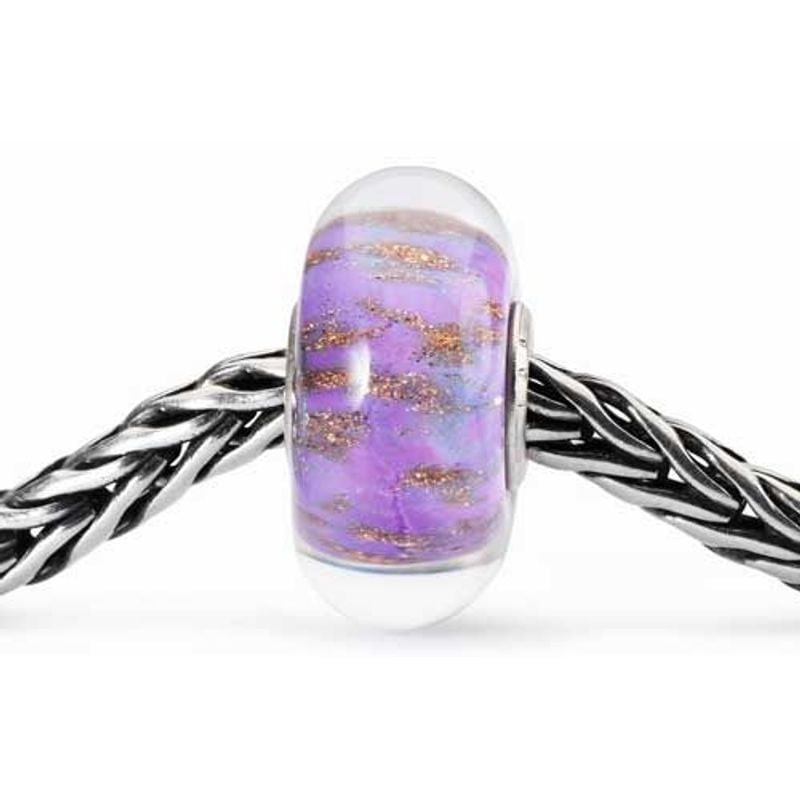 Gros plan de la breloque Trollbeads Ciel Gracieux sur une chaîne en argent.