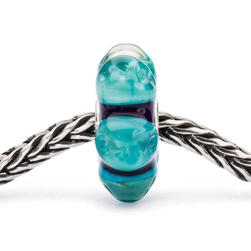 Perle Rêverie Trollbeads en verre Murano bleu enfilée sur un bracelet chaîne Trollbeads en argent