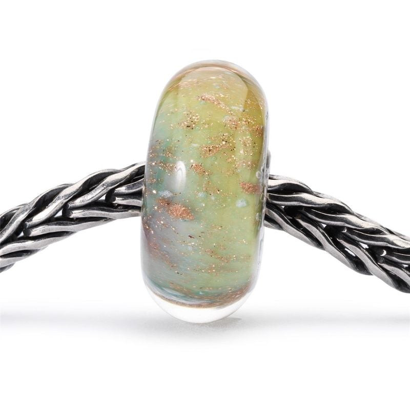 Perle de verre Trollbeads Nuances de paix enfilée sur un bracelet à chaîne en argent tressée Trollbe