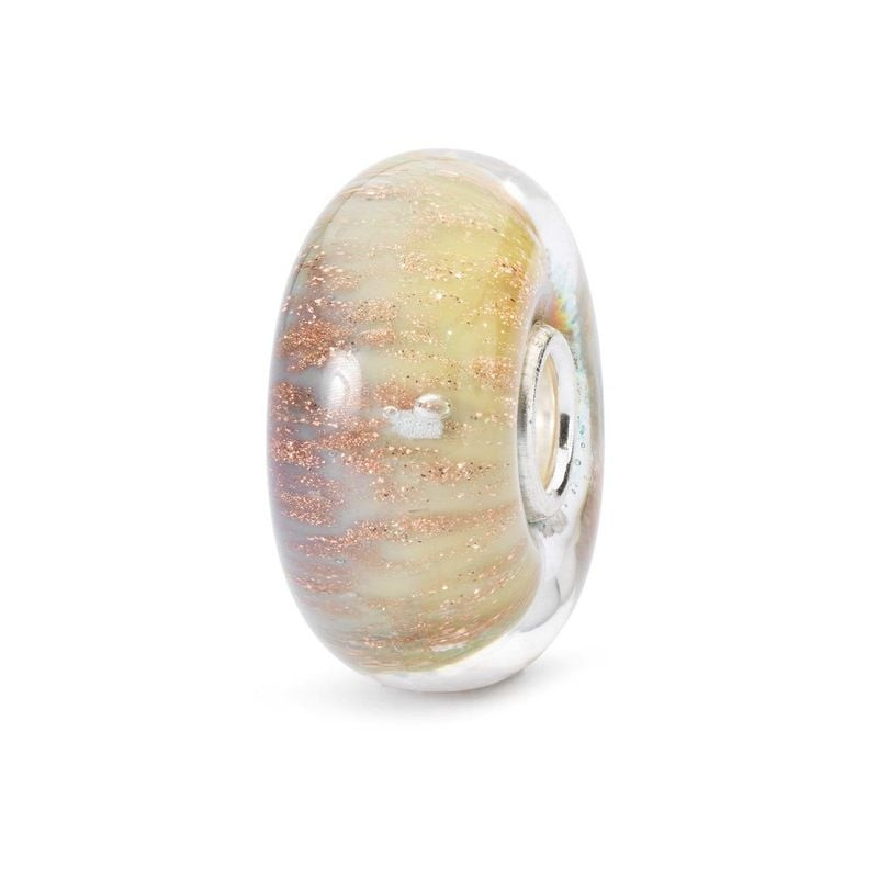 Perle de verre Trollbeads Nuances de Paix vue de côté, montrant des couches de verre vert pâle et pê