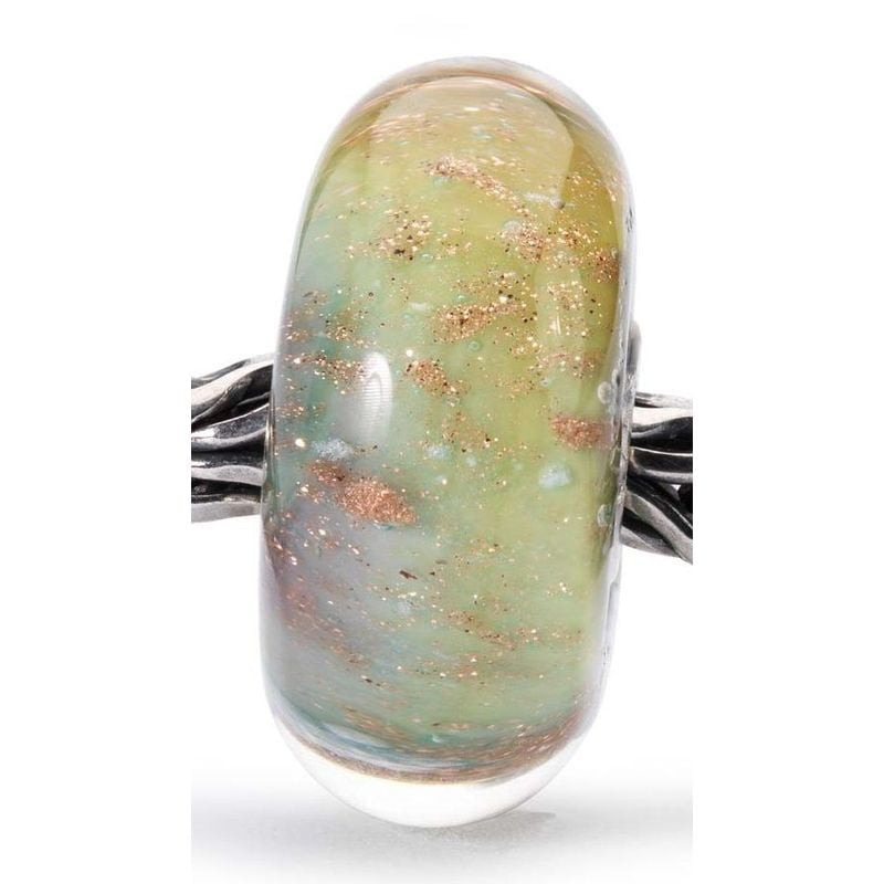 Gros plan sur la perle Trollbeads Nuances de paix en verre de Murano, paillettes de cuivre et détail
