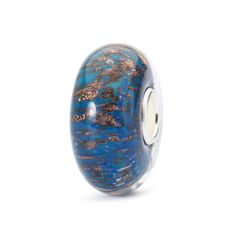 Vue latérale de la perle Trollbeads Pureté en verre de Murano bleu brillant, paillettes de cuivre et
