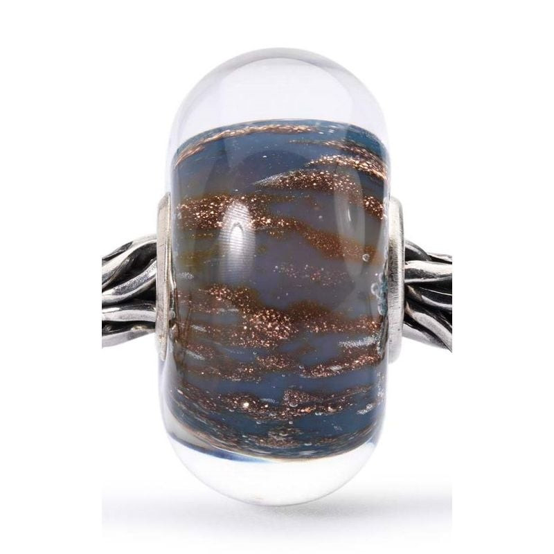 Perle Trollbeads Pureté en verre de Murano enfilée sur une chaîne de bracelet en argent, vue de face