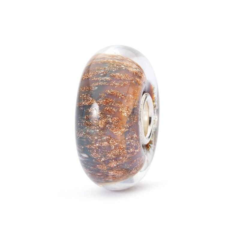 Vue de profil de la perle Trollbeads Arc-en-ciel de chance en verre de Murano, paillettes ambre, bru