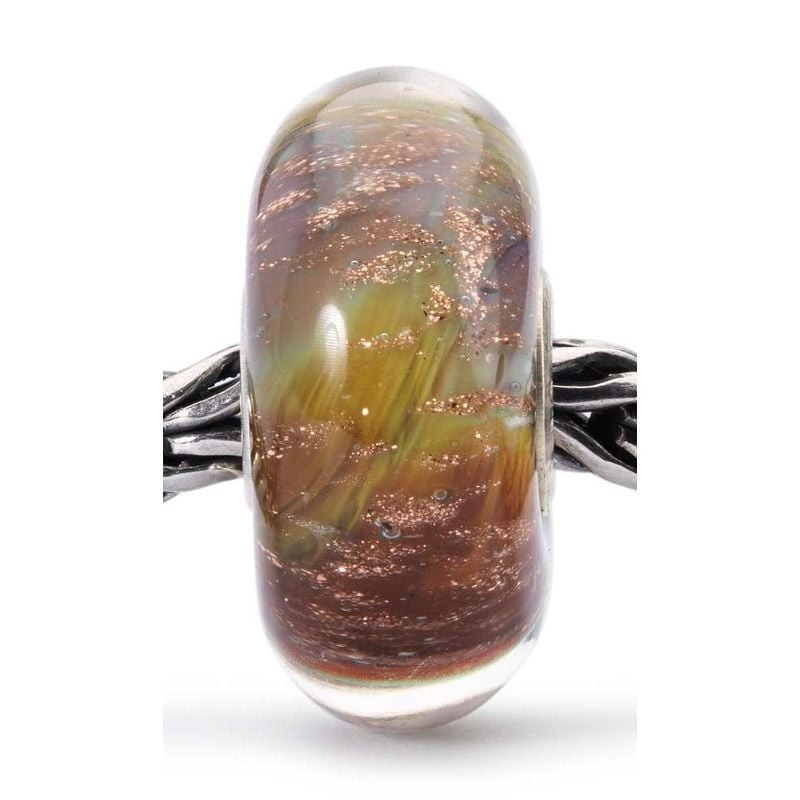 Perle de verre Trollbeads Arc-en-ciel de chance enfilée sur un bracelet à chaîne en argent sterling,