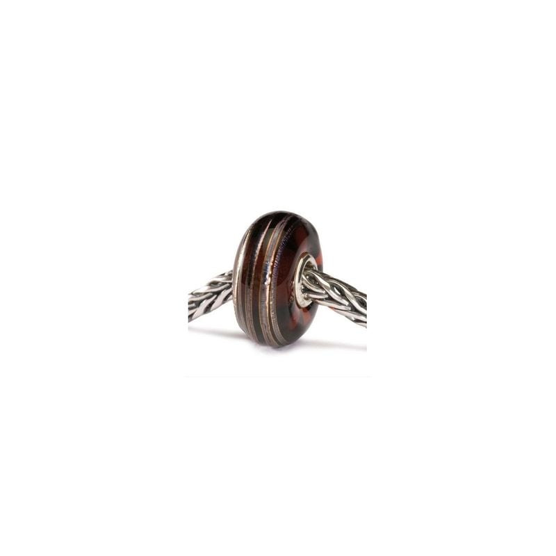Perle de charme Trollbeads Fil d'or en verre brun enfilée sur un bracelet à chaîne en argent Trollbe