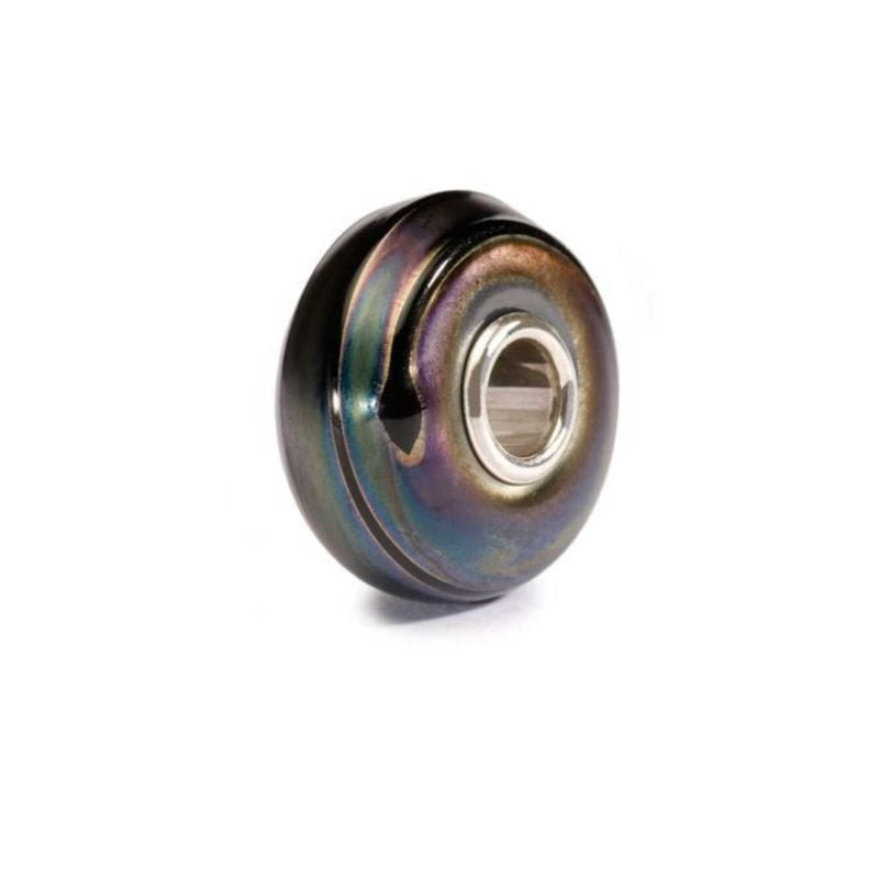 Perle Trollbeads Soie noire en verre noir irisé et cœur en argent sterling, isolée sur fond blanc.