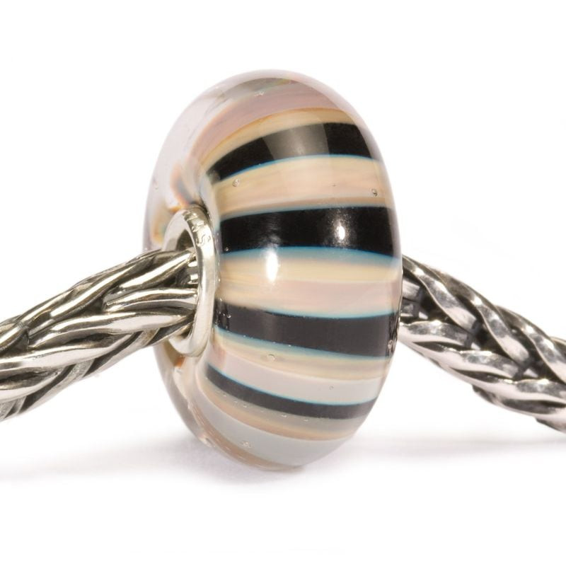 Perle Trollbeads Rayures kaki en verre enfilée sur une chaîne Trollbeads en argent, motif rayé kaki,