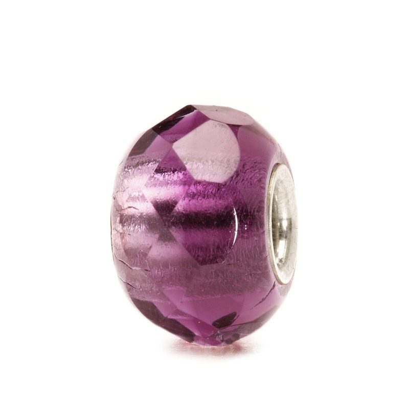 Perle Trollbeads Prisme Violet en verre facetté avec âme en argent sur fond blanc