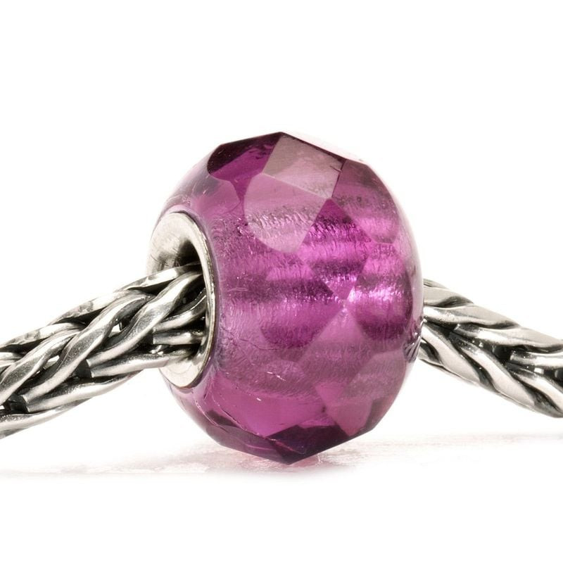 Perle de verre facetté Trollbeads Prisme violet enfilée sur un bracelet chaîne Trollbeads en argent