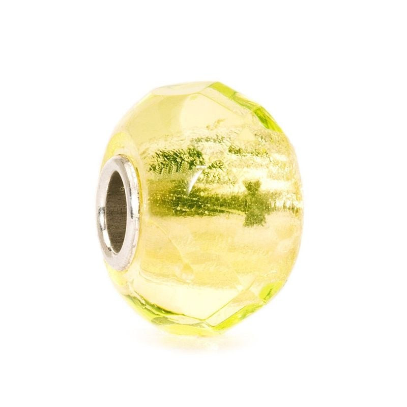 Perle Trollbeads Prisme Citron en verre jaune facetté avec un cœur en argent sterling sur fond blanc