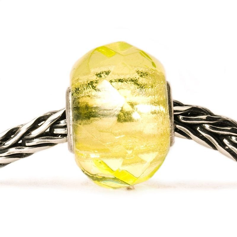 Perle Trollbeads Prisme Citron en verre jaune montée sur un bracelet chaîne en argent sterling, vue