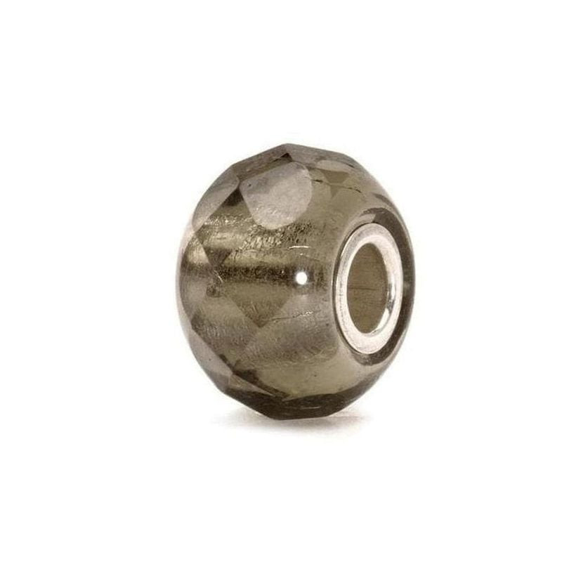 Perle Trollbeads Prisme gris en verre de Murano gris facetté avec âme en argent poli sur fond blanc