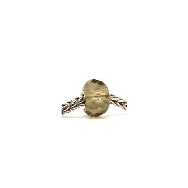 Perle de verre grise à facettes Trollbeads Prisme gris enfilée sur une chaîne Trollbeads argent tors