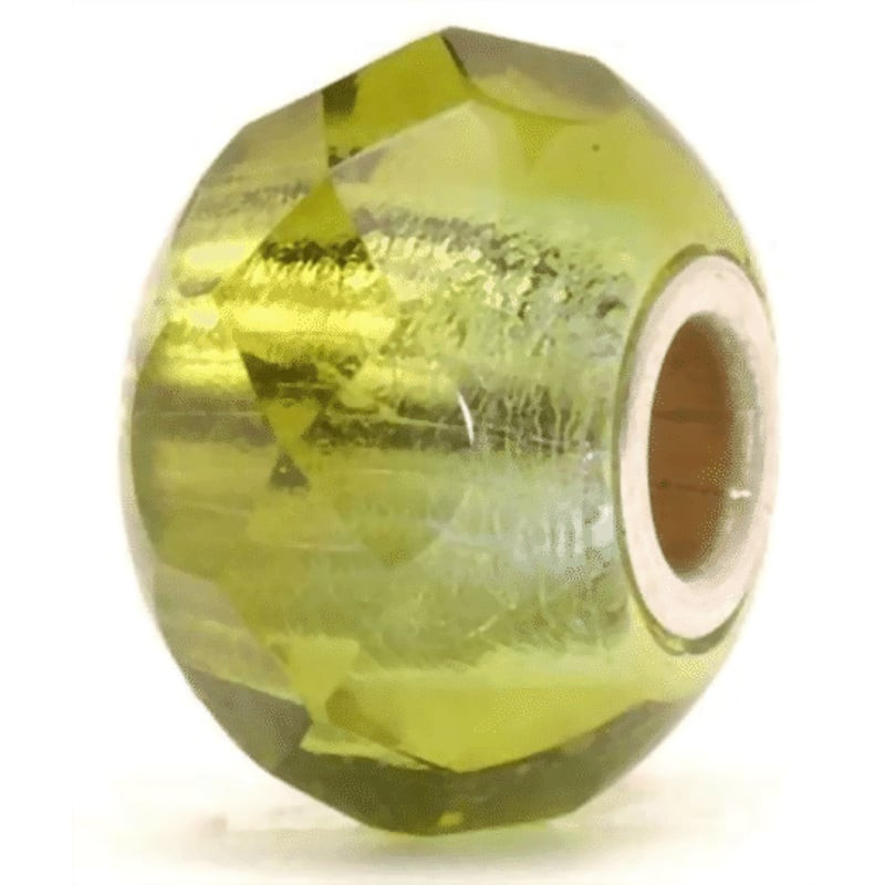 Gros plan de la perle Trollbeads Prisme vert en verre de Murano, surface verte à facettes et noyau e