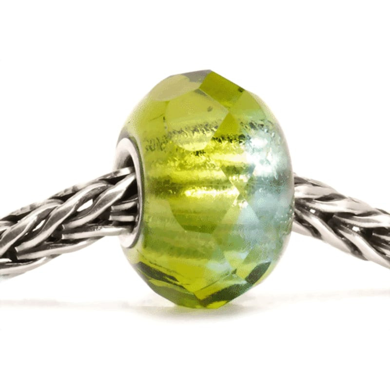 Perle Trollbeads Prisme vert enfilée sur une chaîne de bracelet Trollbeads en argent sterling tressé