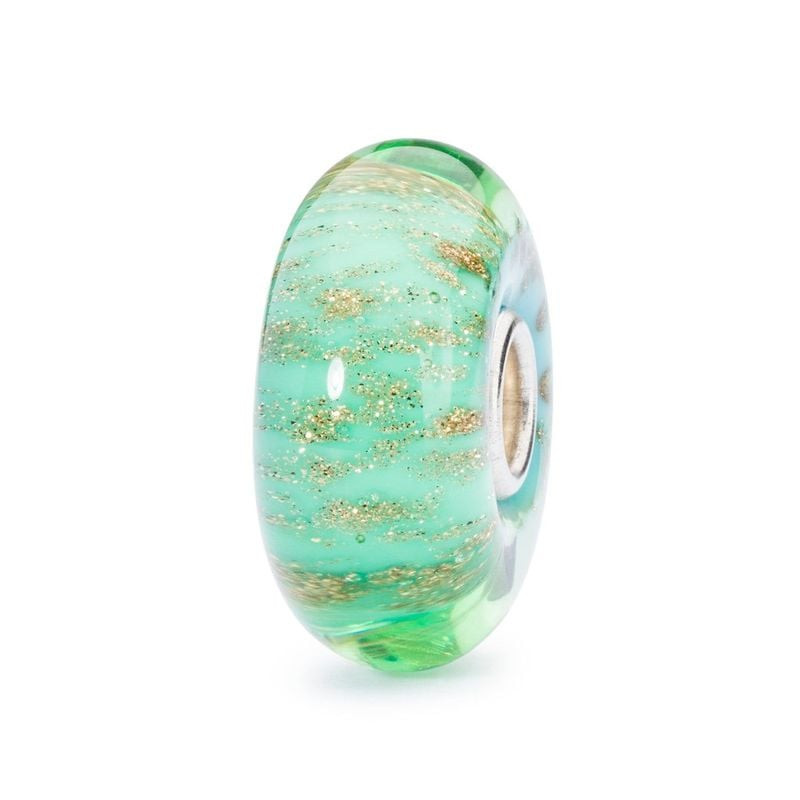 Perle Trollbeads Fonds marins en verre de Murano aux tons verts et paillettes dorées sur fond blanc