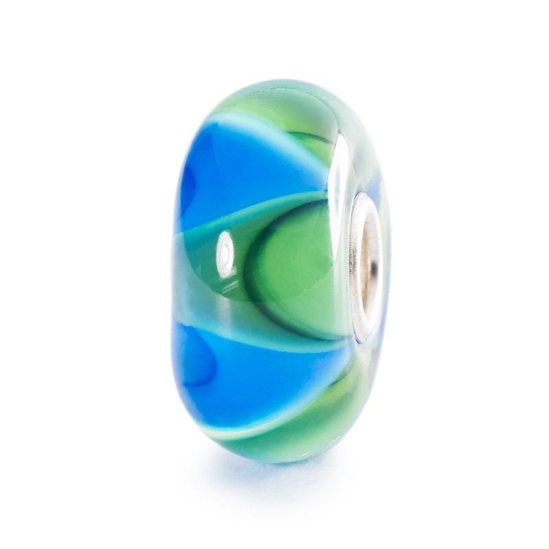Perle de charme Trollbeads Ondulations brumeuses en verre avec volutes vertes et bleues sur fond bla