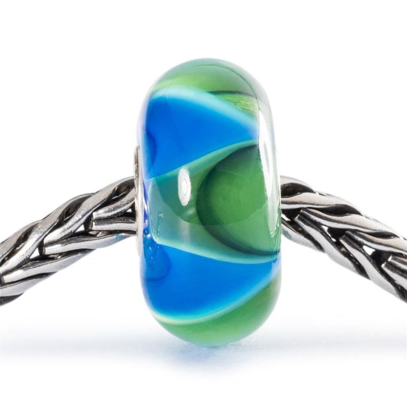 Perle de charme Trollbeads Ondulations brumeuses en verre enfilée sur une chaîne de bracelet Trollbe