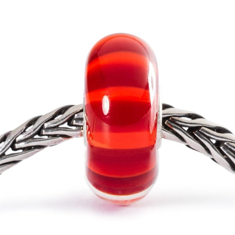 Perle de verre rouge Trollbeads Rayons d'automne enfilée sur un bracelet à chaîne en argent Trollbea