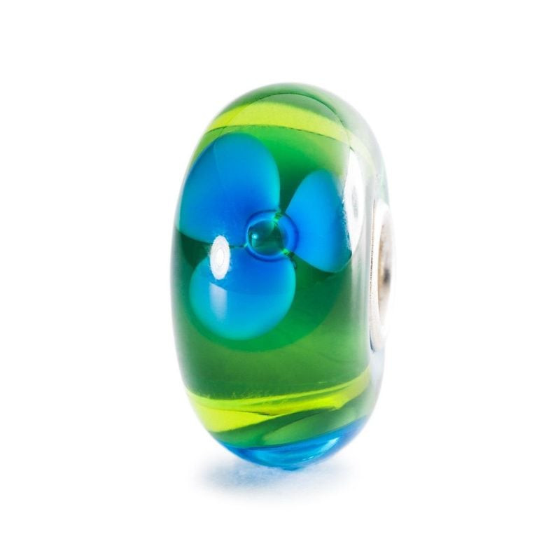Perle de verre faite à la main Trollbeads Fleurs de ruisseau, fleur bleue et volutes vertes sur fond