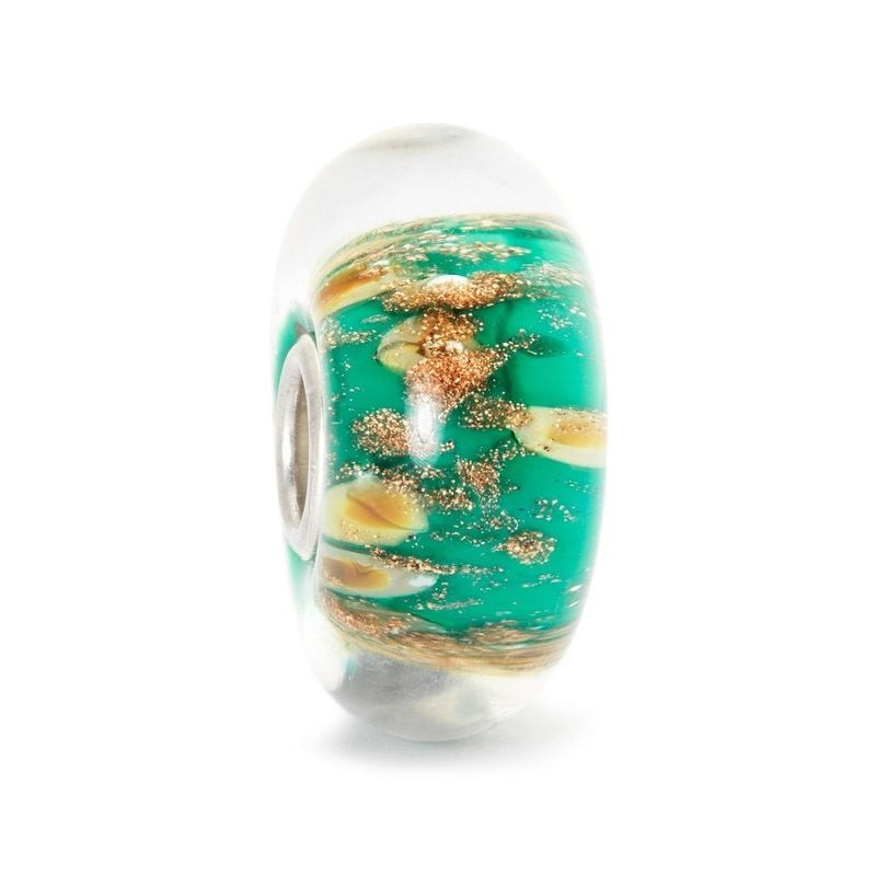 Bille de charme Trollbeads Oasis en verre de Murano, émeraude et reflets dorés sur fond blanc.
