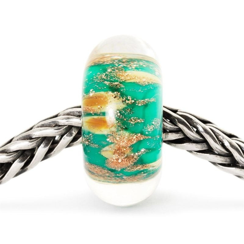 Bille de charme Trollbeads Oasis en verre émeraude à reflets dorés sur une chaîne en argent Trollbea