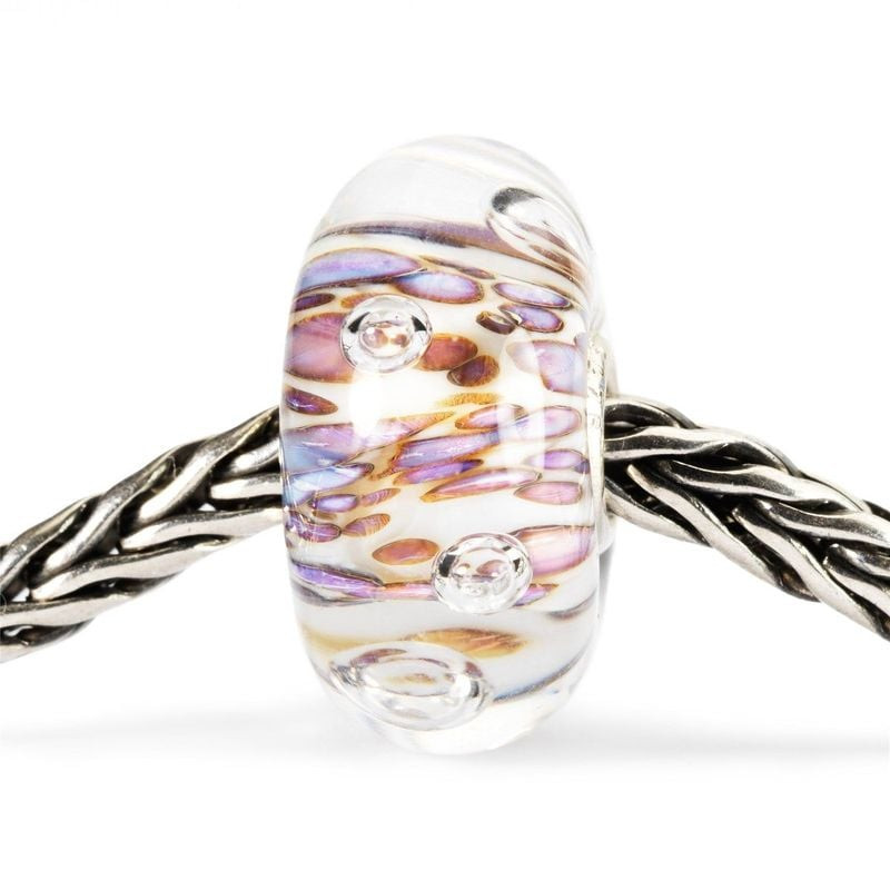 Bille Trollbeads Bulles Ondulantes en verre violet sur chaîne en argent, base ivoire, volutes pourpr