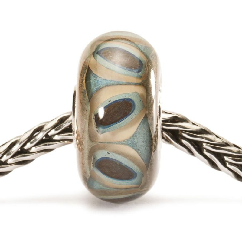 Perle de verre Trollbeads Grès enfilée sur un bracelet chaîne Trollbeads en argent, vue ambiante du 