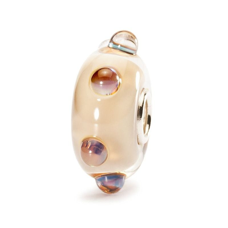 Charme Trollbeads en verre beige Pierre de Lune aux reflets irisés, isolé sur fond blanc