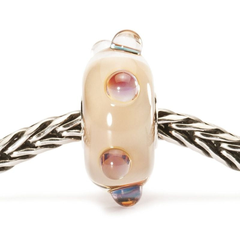 Perle de verre Trollbeads Beige pierre de lune sur bracelet Trollbeads argent, reflets irisés