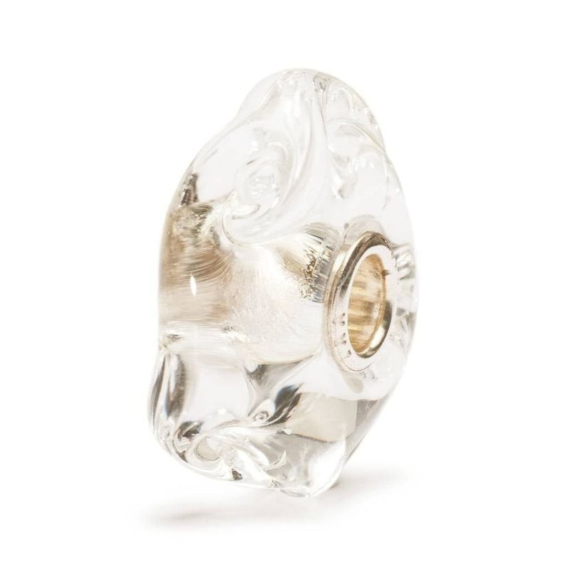 Perle breloque Trollbeads en verre transparent sculpté avec âme en argent massif 925, vue inclinée s