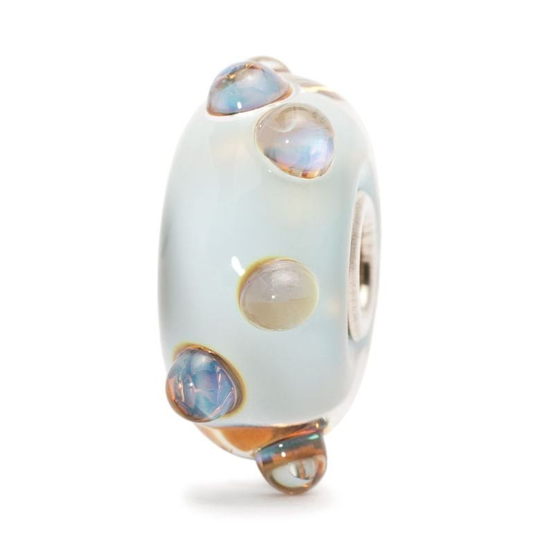 Perle Trollbeads Pierre de lune bleue en verre de Murano, fond blanc, corps bleu pâle à points iride