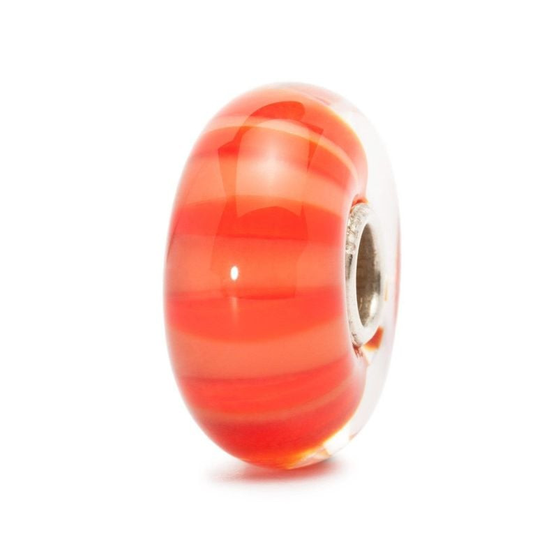 Vue de profil de la perle en verre Trollbeads Rayure de pêche montrant son noyau argenté et ses rayu