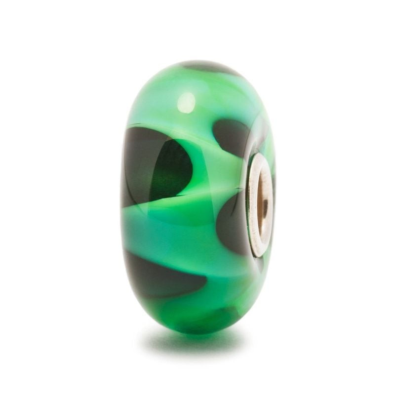 Perle Trollbeads Vague Verte Verre Vert, perle de verre artisanale verte sur fond blanc