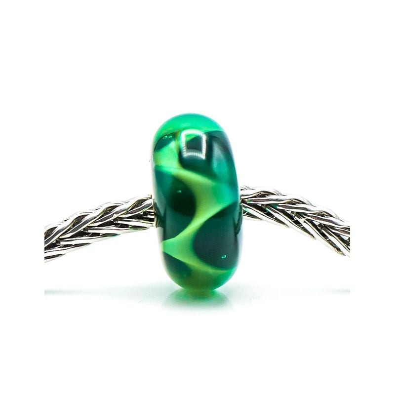 Perle Trollbeads Vague Verte Verre Vert en verre soufflé, reflets verts océan, image d'ambiance.