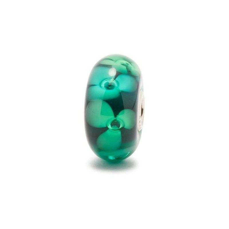 Perle Trollbeads Fleurs des bois en verre de Murano avec motif floral vert sur fond blanc.