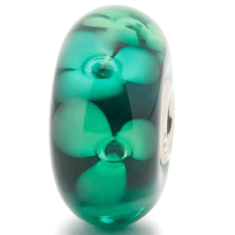 Vue de côté en gros plan de la perle Trollbeads Fleurs des bois en verre de Murano vert avec motif f