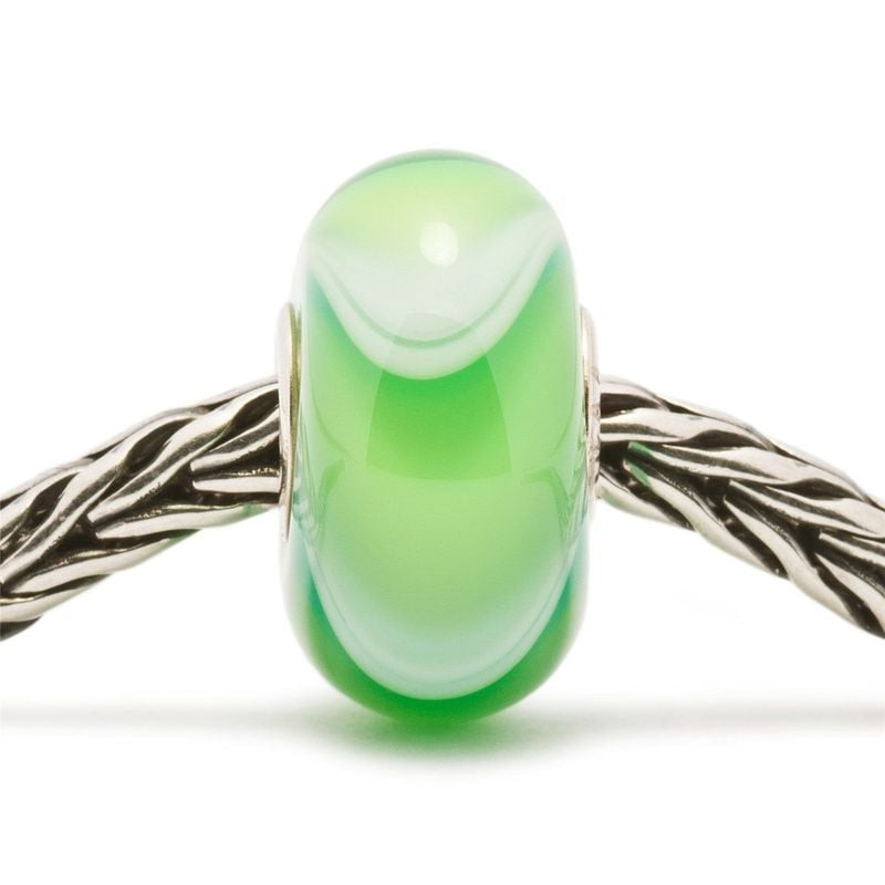 Perle Trollbeads Tatou Verre Vert en verre de Murano, aux reflets verts, exposée dans un écrin éléga