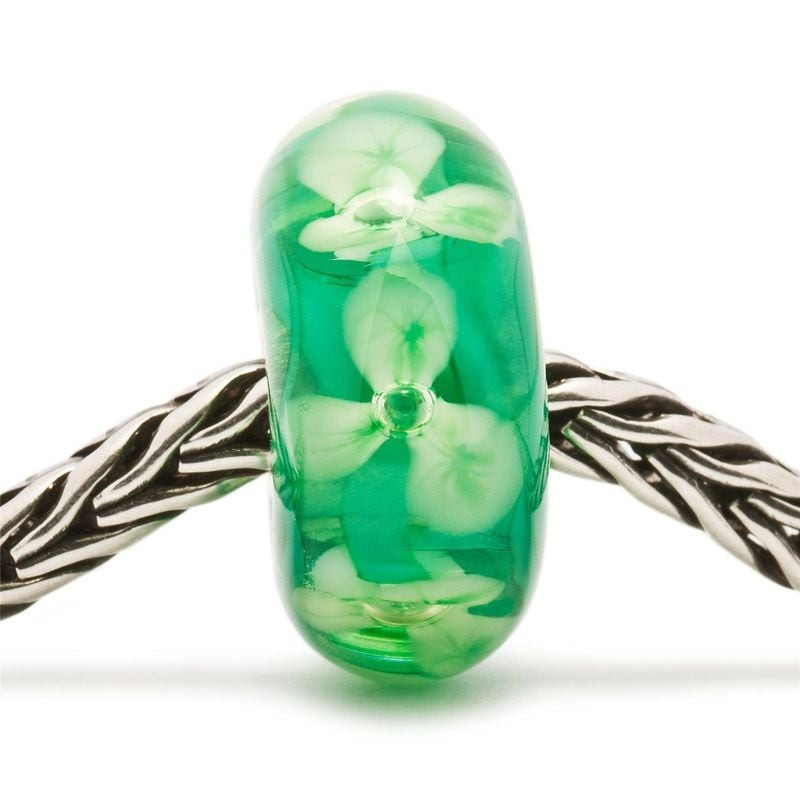 Perle de charme Trollbeads Anémones des bois en verre vert sur bracelet tressé argent, gros plan sur