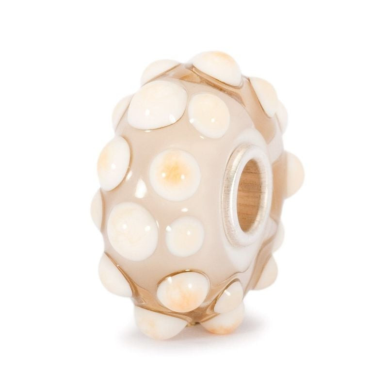 Perle Trollbeads Conque en verre, texture pointillée blanc et pêche, packshot studio