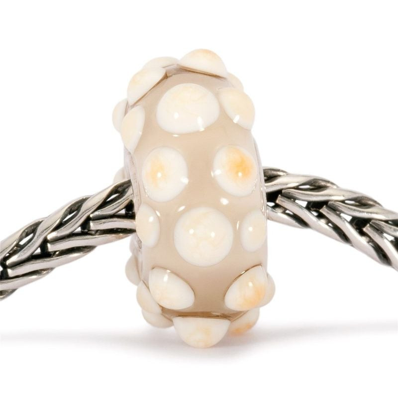 Perle de verre Trollbeads Conque enfilée sur un bracelet Trollbeads en argent