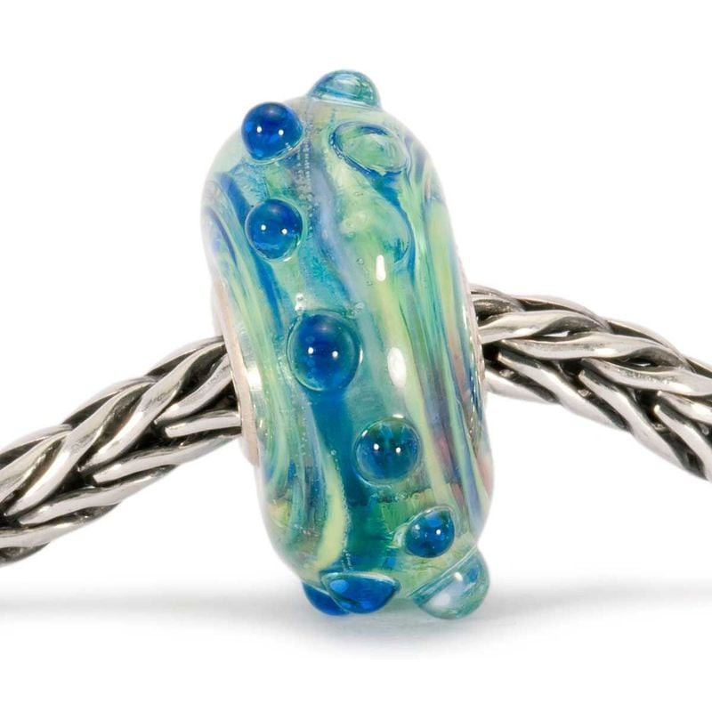 Image d'ambiance de la Perle Trollbeads Écume Verre de Murano Bleu et Blanc, bijou TROLLBEADS