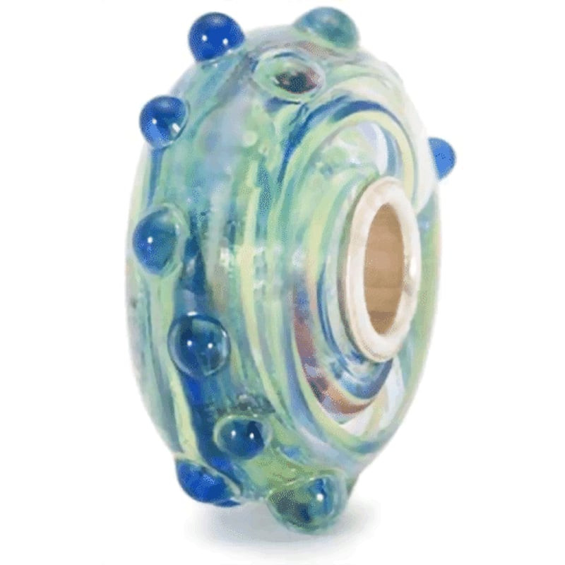 Packshot de la Perle Trollbeads Écume Verre de Murano Bleu et Blanc sur fond neutre