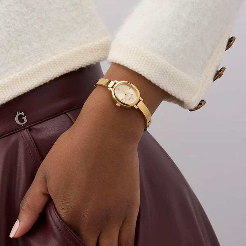Montre Analogique GUESS Collection Penelope Bracelet acier doré portée au poignet